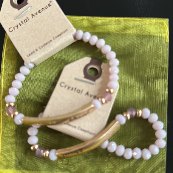 CRYSTAL AVENUE GOLDTONE 'BLESSED' BAR LAVENDER GLASS BEADED BRACELET - Picture 3 of 3